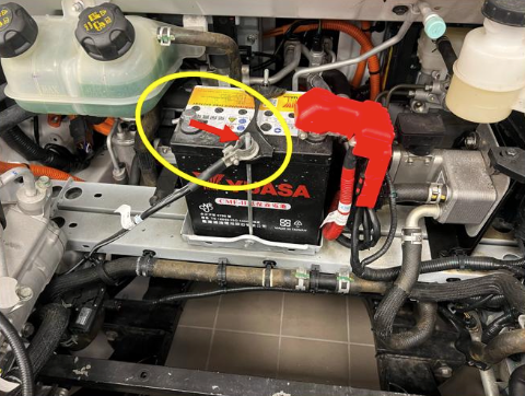 卸下小電瓶負極